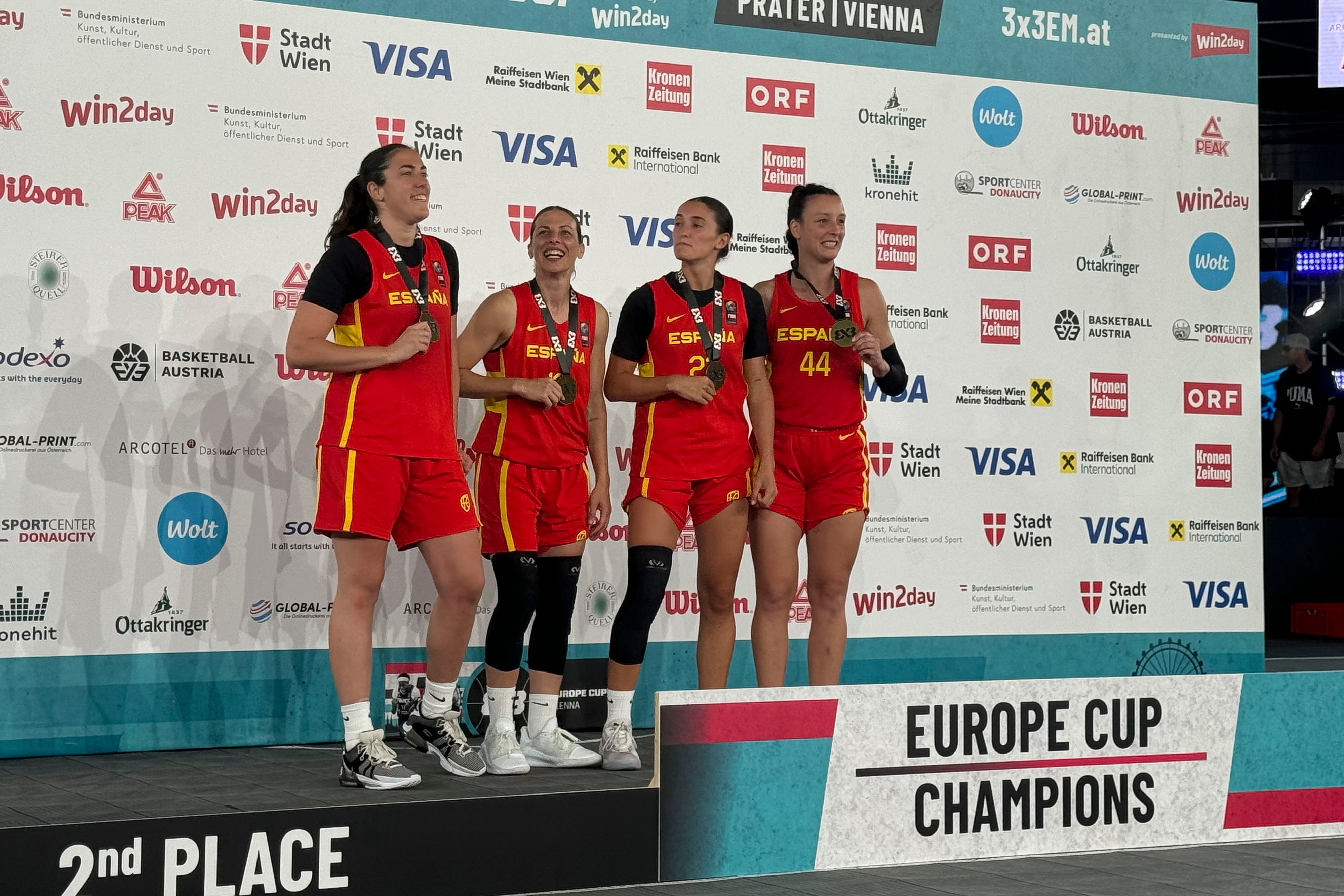 Fotografía del equipo de España tras ganar la final de la Copa de Europa de baloncesto 3x3 disputada ante Francia en Viena