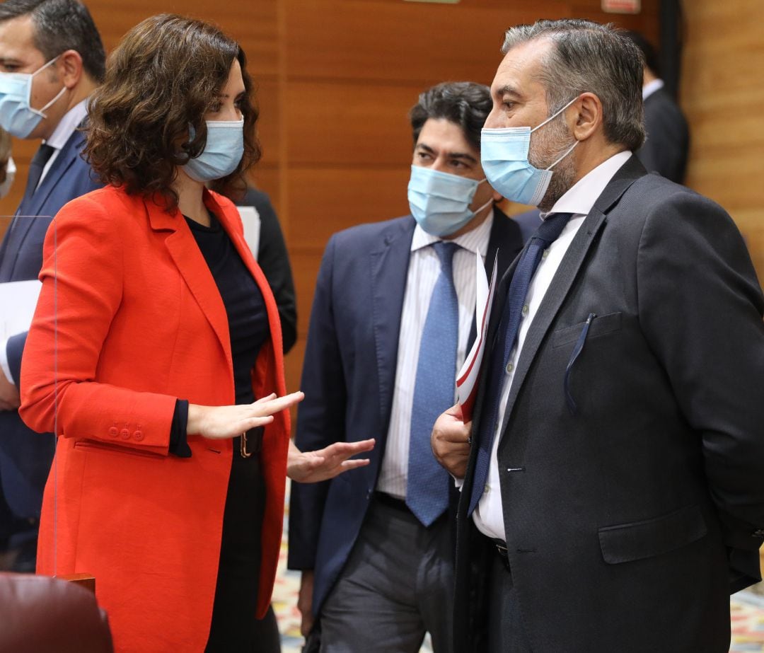 La presidenta de la Comunidad de Madrid, Isabel Díaz Ayuso, con Enrique López y David Pérez.