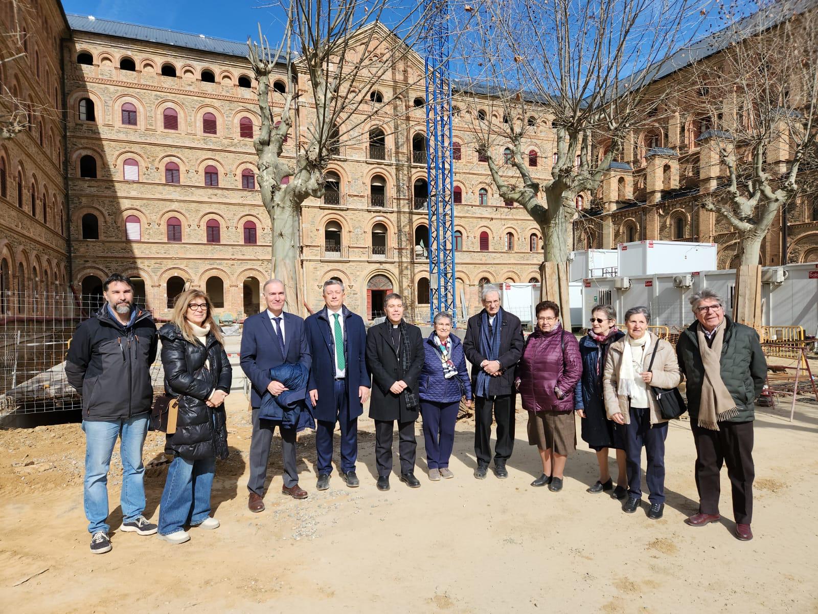 El bisbe i copríncep Josep Lluis Serrano va encapçalar la visita d'obres del nou centre de salut mental de la Seu