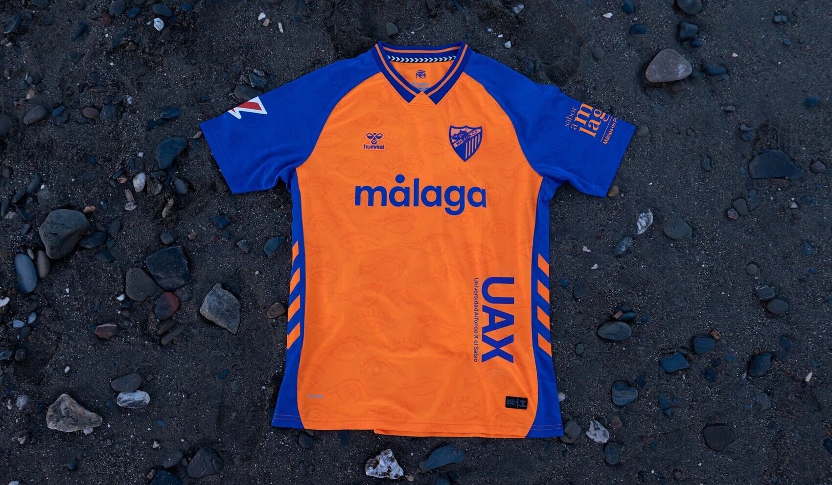 La tercera equipación del Málaga ha sido presentada en Rincón de la Victoria