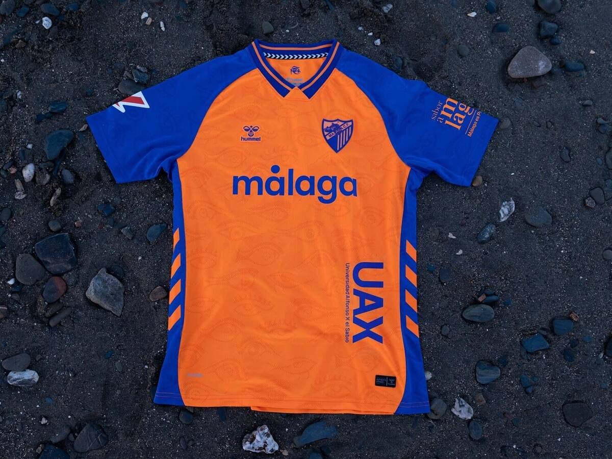 La tercera camiseta del Málaga naranja y azul