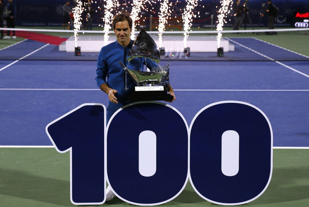 Roger Federer posa con el título de campeón en el ATP 500 de Dubái.