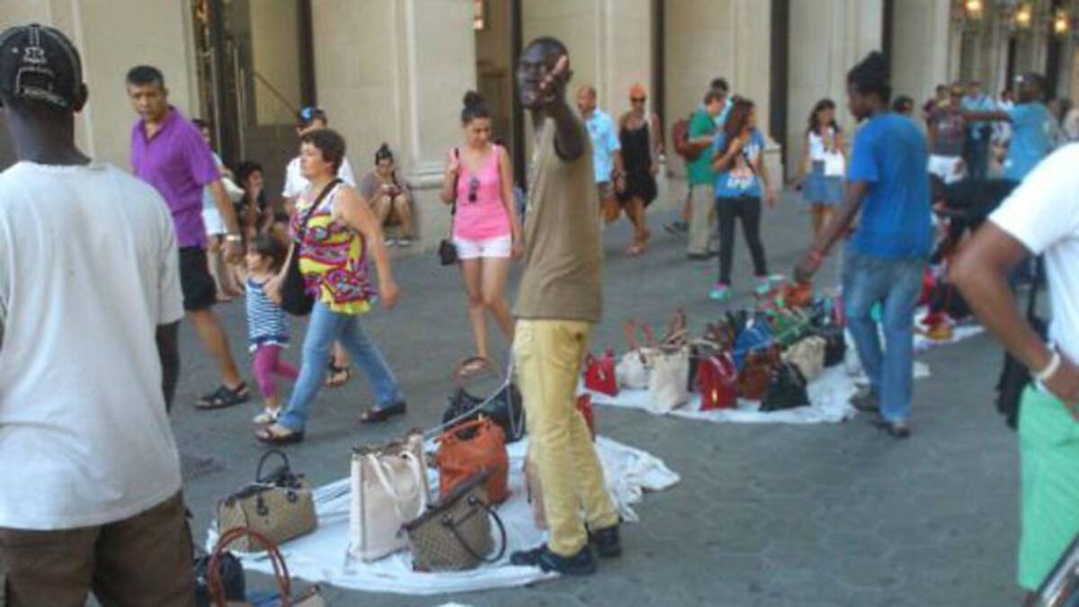 Els comerciants rebutgen participar a la taula del 'top manta'