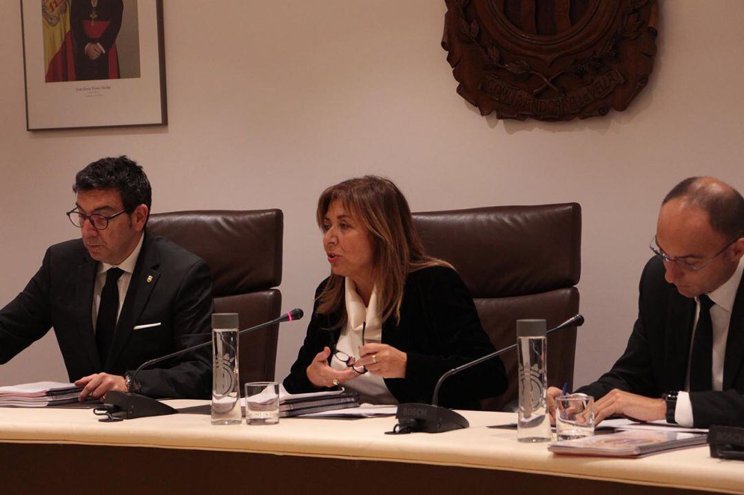 Els cònsols major i menor d'Andorra la Vella, Conxita Marsol i Miquel Canturri, durant la sessió de consell de comú d'aquest dijous.