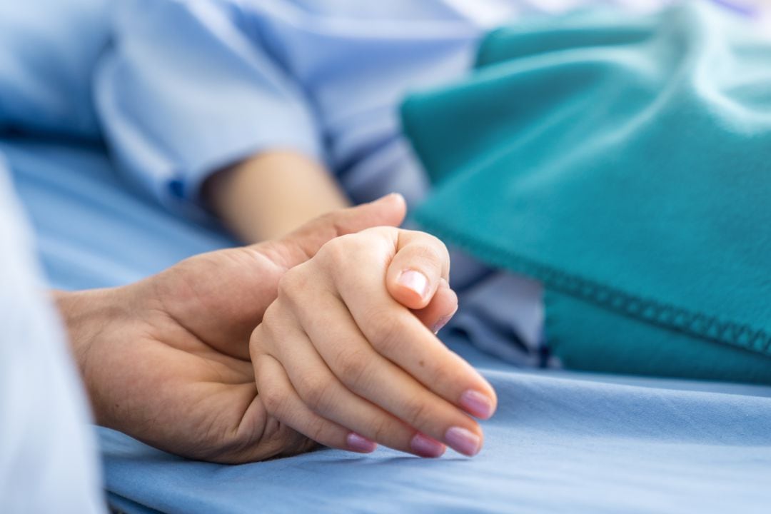 Solo podrá estar una persona por paciente en los hospitales