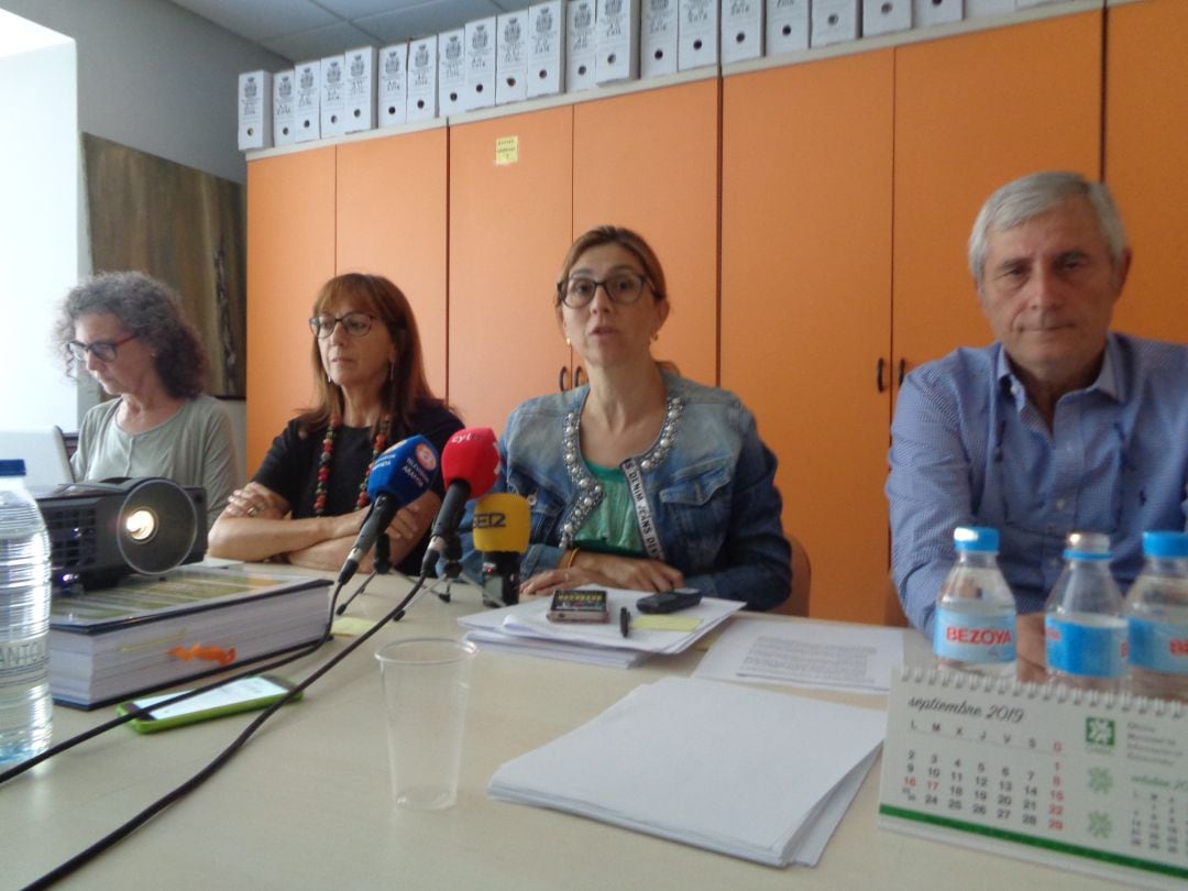 Raquel González, alcaldesa, acompañada del concejal de Urbanismo, Alfonso Sanz, y las redactoras del trabajo previo, Carmen Andrés y Llanos Masiá