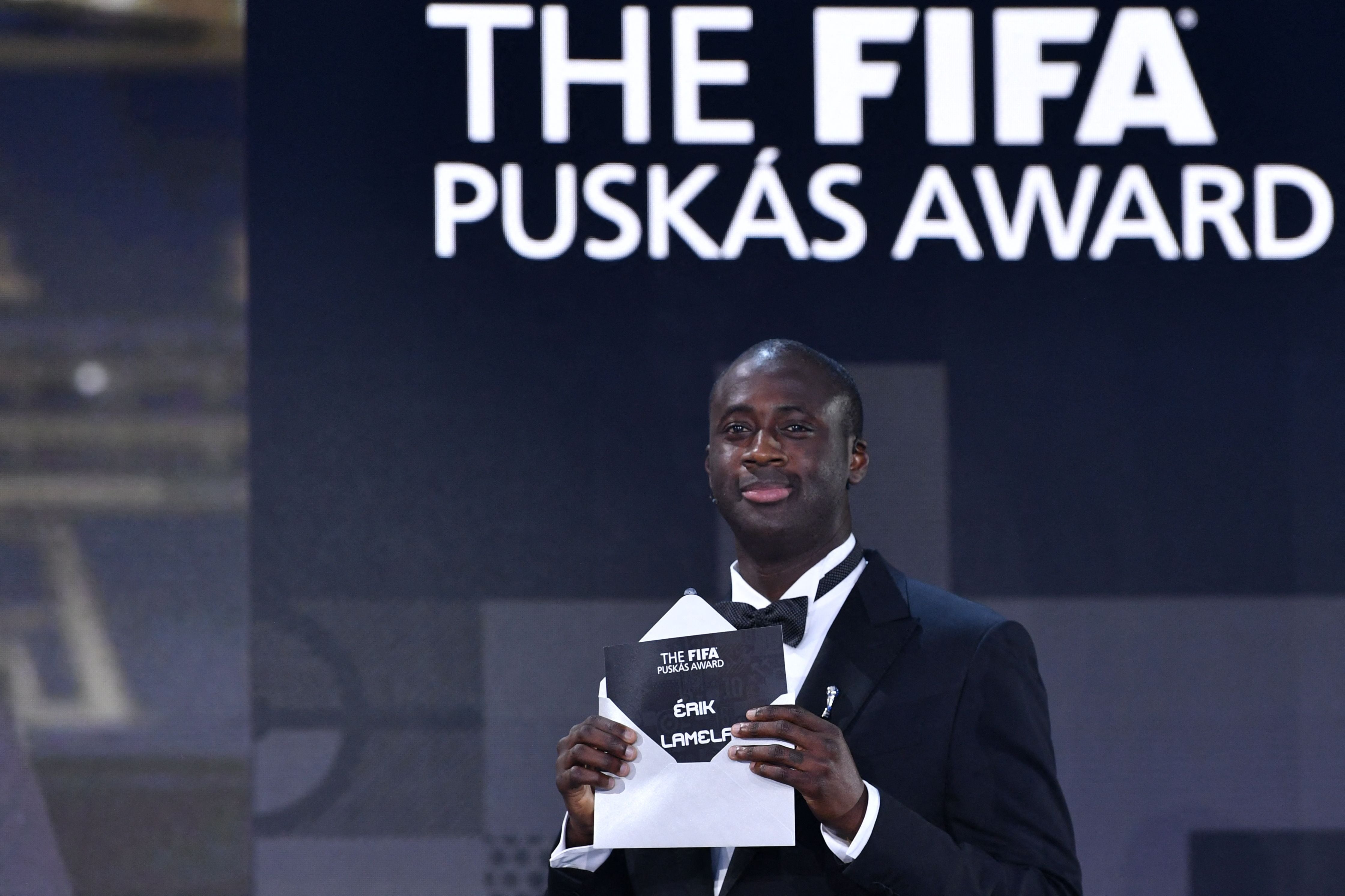 Yayá Touré entregó el premio Puskas a Erik Lamela, el pasado mes de enero