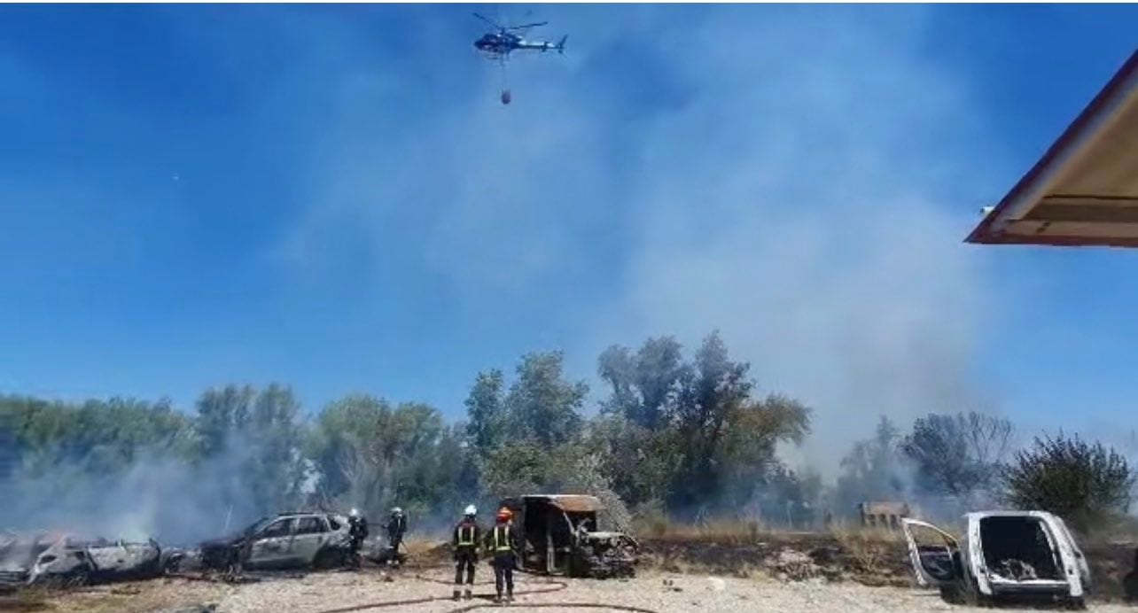 El fuego comenzó en una zona de matorral y se fue extendiendo por la parcela en la que  se encontraban varias edificaciones