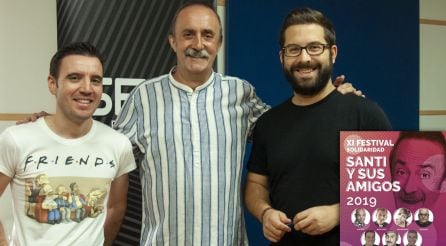 El humorista Santi Rodríguez entre César García y Virgilio Moreno, periodistas y conductores del espacio &#039;Hoy por Hoy Jaén&#039;.