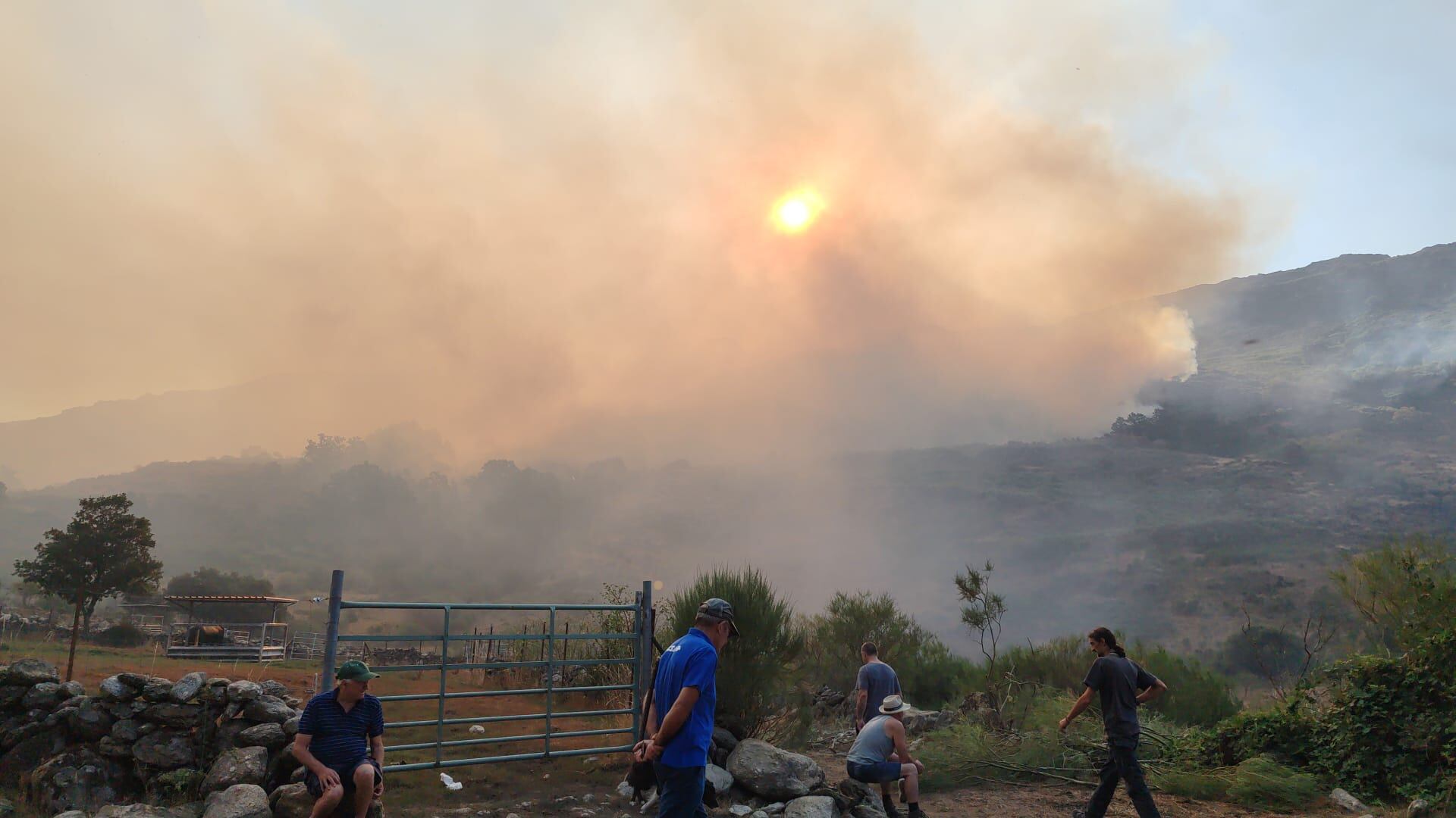 Vecinos de Porto contemplan el incendio en la Sierra