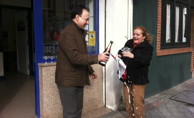 Los propietarios de la administración de lotería de la calle Méjico de Salamanca celebran que el sorteo ha dejado en la ciudad un total de 3,75 millones de euros gracias al segundo premio