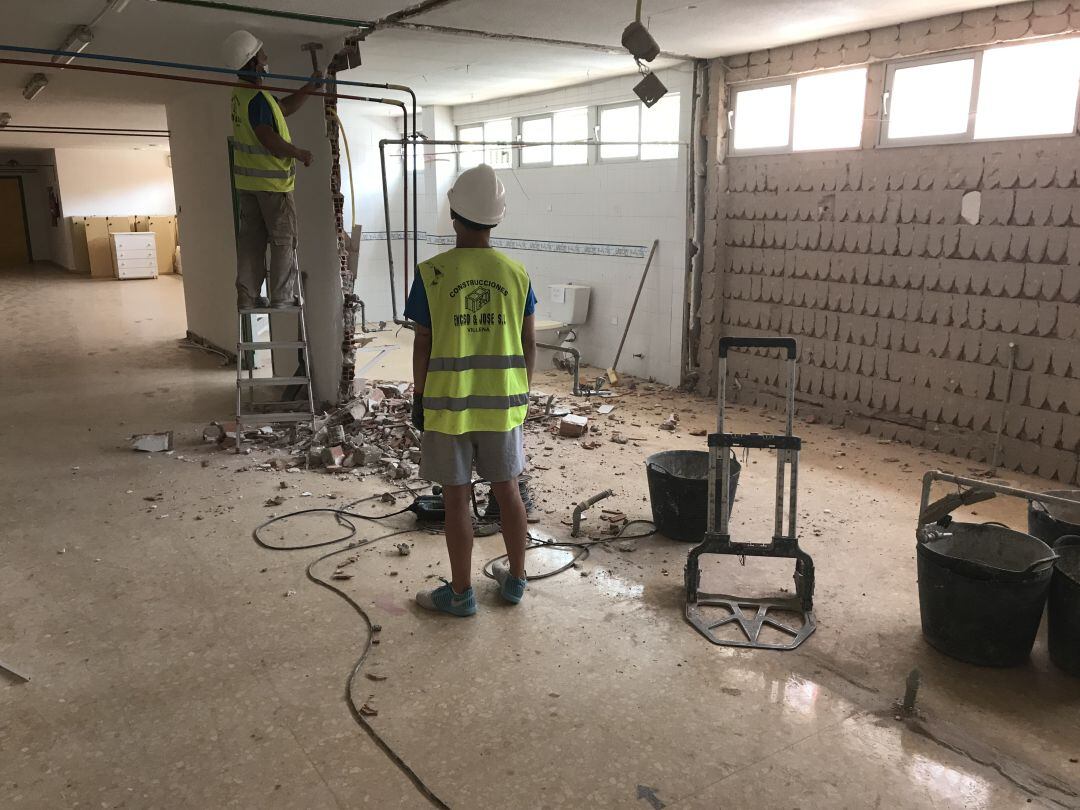 Las obras están centradas en la adecuación de una sala de profesores donde había unos aseos en desuso