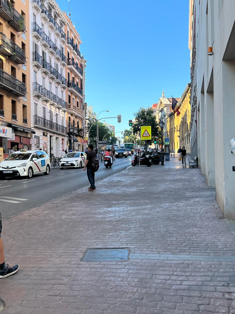 El hombre afectado espera a la Policía. A la derecha de la imagen el banco en el que dormía junto a un charco de agua