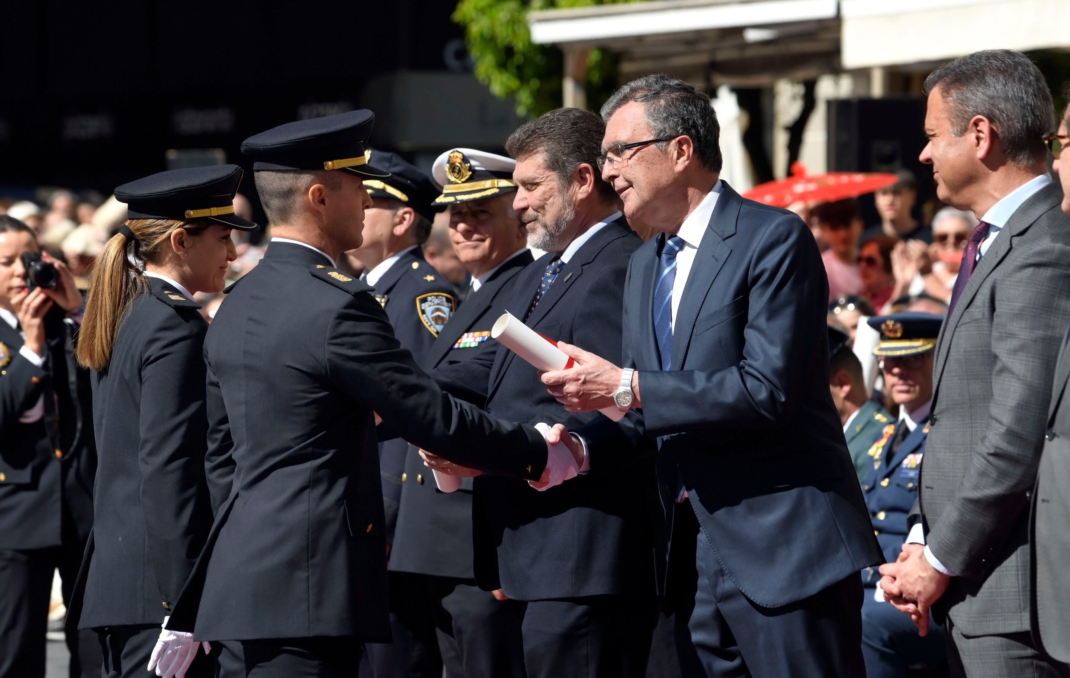 El alcalde de Murcia, José Ballesta, en la entrega de condecoraciones a miembros de la Policía Local en la plaza del Cardenal Belluga.