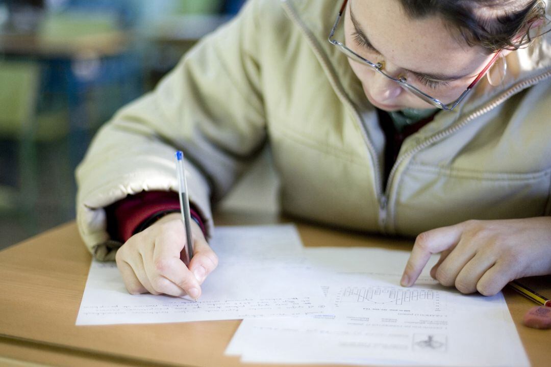Una estudiante de secundaria de Sevilla, durante un examen.