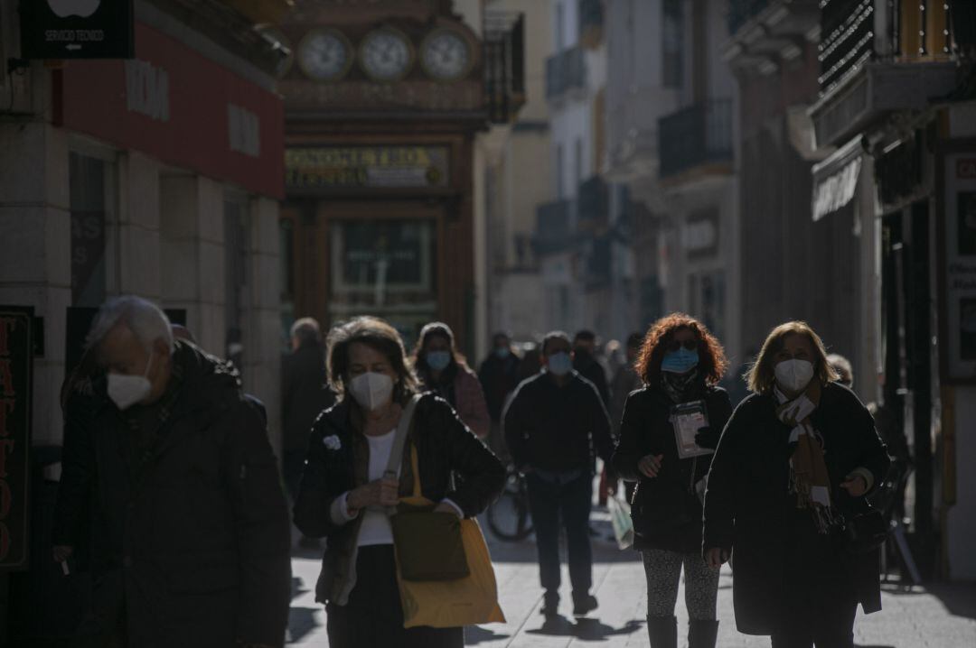 Personas caminando por una calle céntrica durante el primer día de cierre perimetral en la provincia de Sevilla.