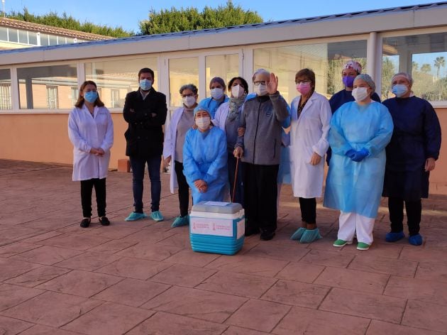 El alcalde de Rafelbuñol, (segundo a la derecha) en la foto con el primer vacunado contra el coronavirus en la residencia de ancianos de la localidad el pasado 27 de diciembre.