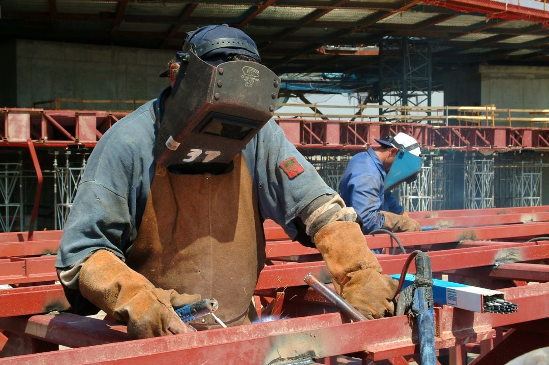 Trabajadores en un taller de soldadura