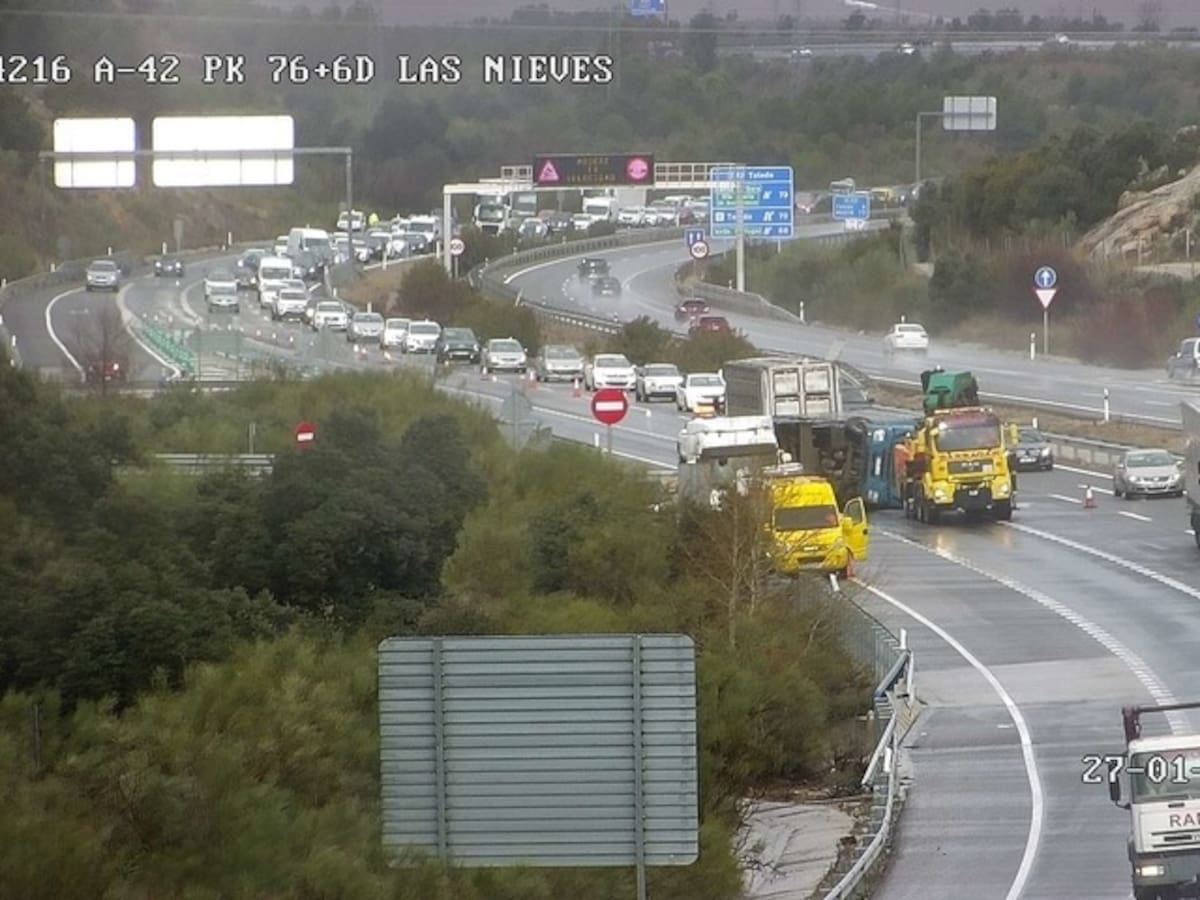 Accidente en la A-42 a su paso por Toledo: un camión que transportaba cerdos vuelca en las Nieves
