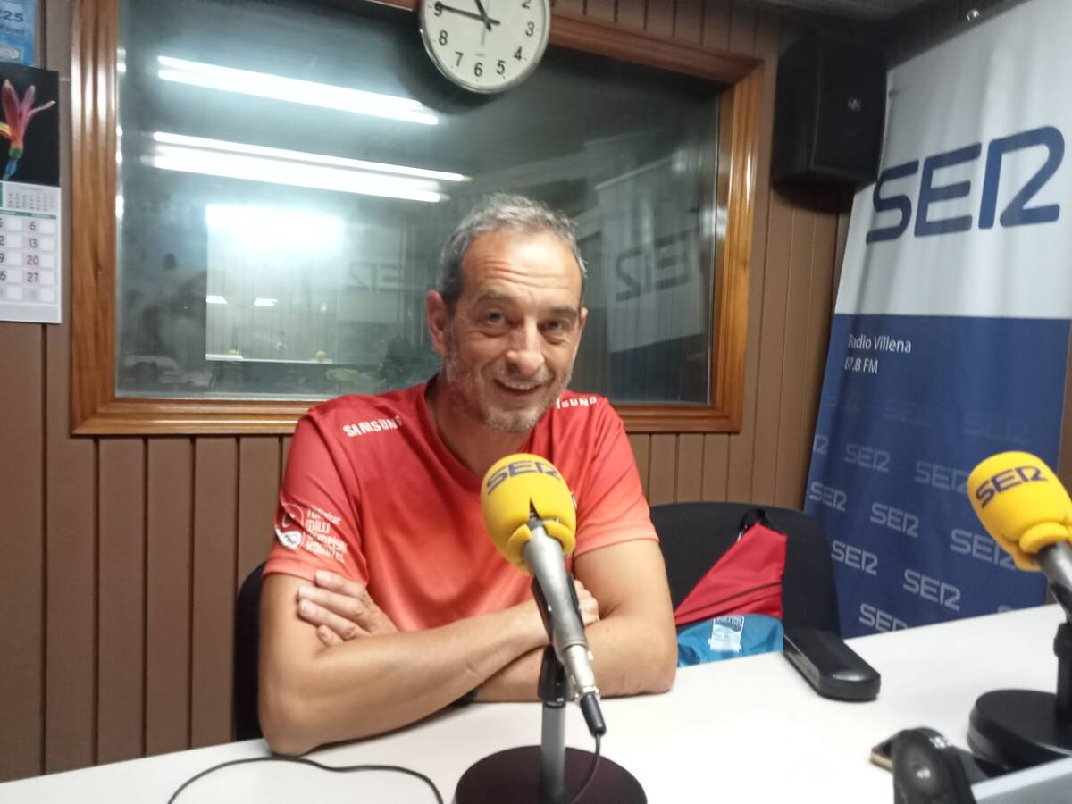 El villenense Pepe Cabanes cumple su reto y atraviesa a nado el estrecho del Bósforo, entre Asia y Europa, en Turquía