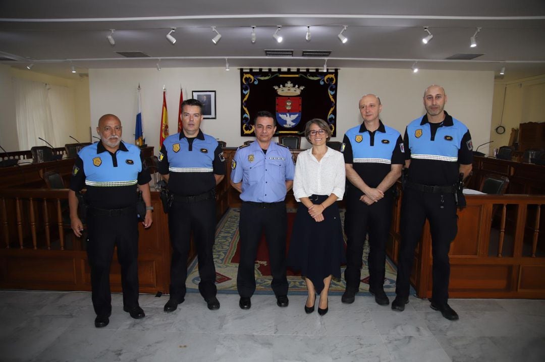 La alcaldesa en funciones de Arrecife, Eva De Anta, junto al jefe de la Policía Municipal, José Antonio Lasso, y los tres nuevos agentes y el nuevo subinspector.