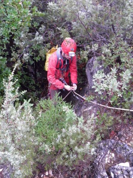 Un miembro del Grupo de Espeleología de Villacarrillo, asegurandose para poder accdeder a una sima