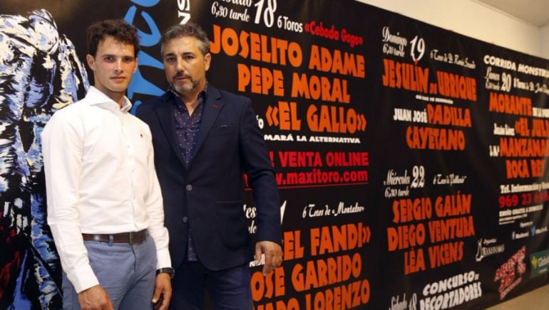 El novillero conquense Aitor Darío &#039;El Gallo&#039; junto al empresario taurino Maximino Pérez.