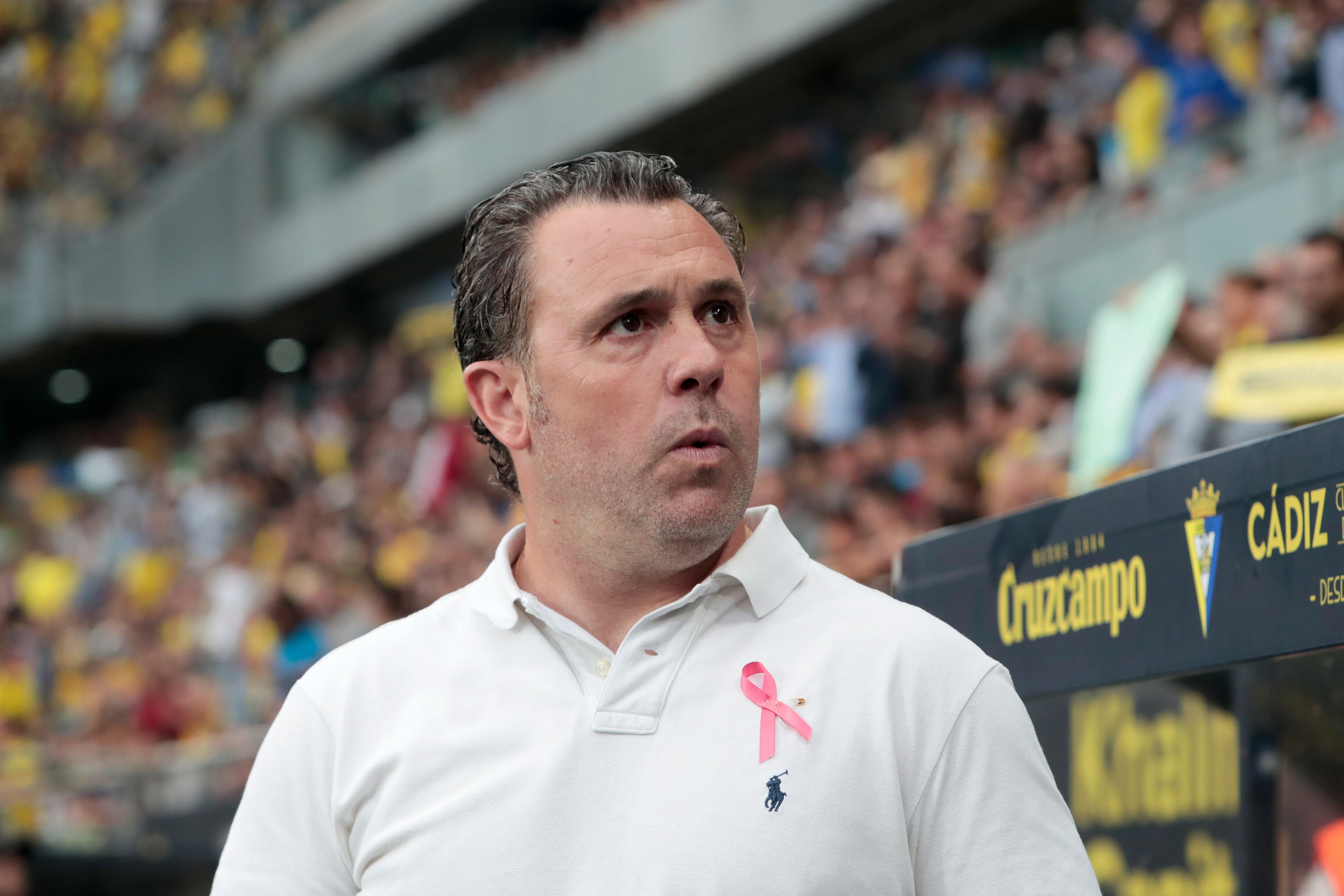 CÁDIZ, 19/10/2022.- El entrenador del Cádiz CF, Sergio González, durante el encuentro correspondiente a la décima jornada de primer división disputado hoy miércoles entre Cádiz y Real Betis en el Estadio Nuevo Mirandilla, en Cádiz. EFE/Román Ríos