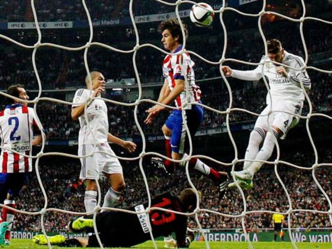 Ramos remata de cabeza