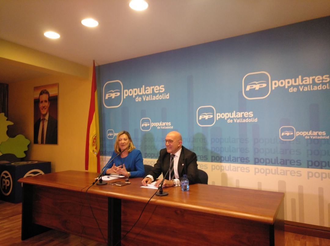 Comparecencia ante los periodistas de Pilar del Olmo y Jesús Julio Carnero en la sede provincial del PP