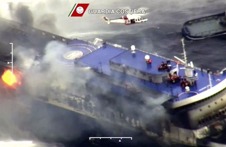 Imágenes de la Guardia Costera del ferry incendiado