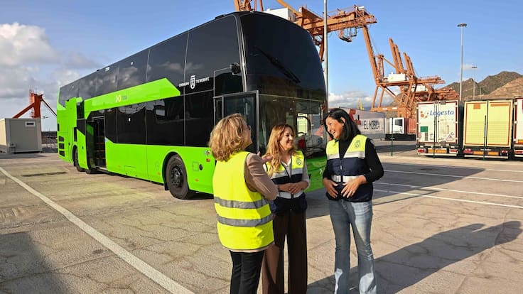 Rosa Dávila, presidenta del Cabildo de Tenerife, presenta las guaguas de dos pisos