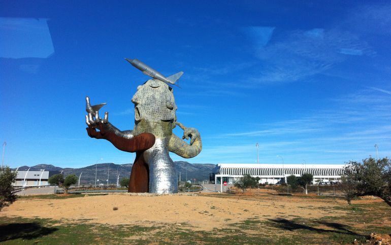 Estatua de Ripo en el aeropuerto de Castellón.