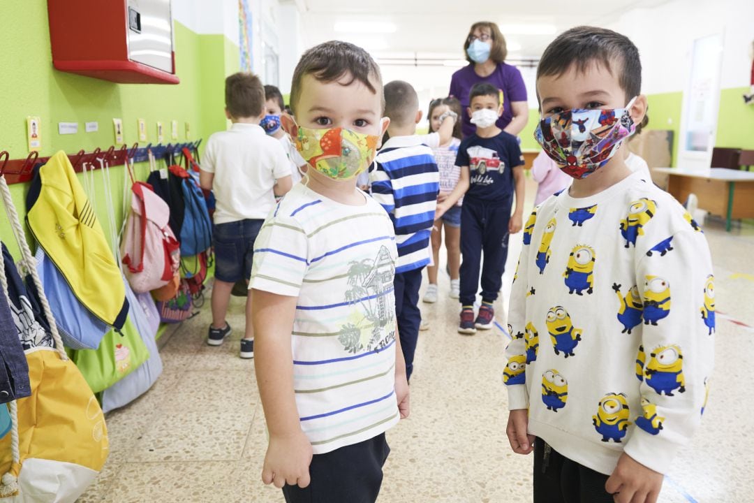 Niños con mascarilla durante su primer día de clase