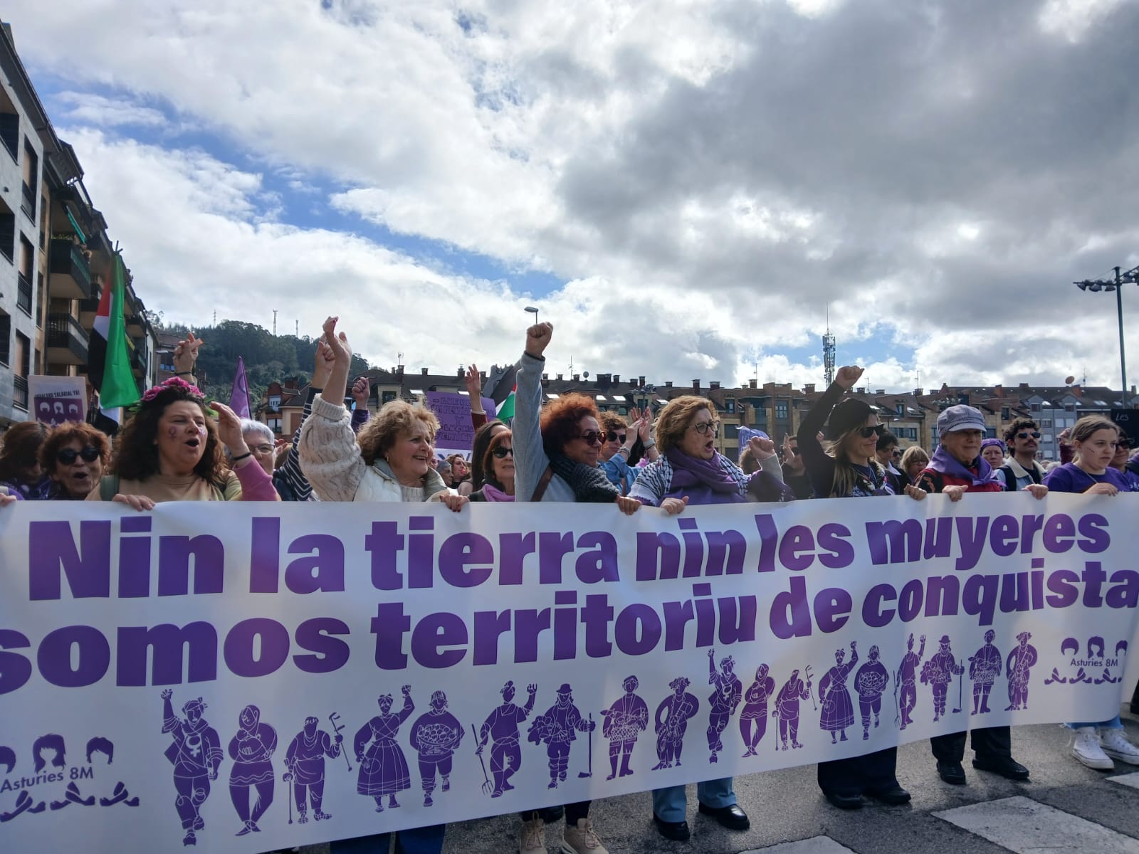 Miles de mujeres caminan unidas el 8M en Asturias bajo el lema 'Ni la tierra ni las mujeres somos territorio de conquista'