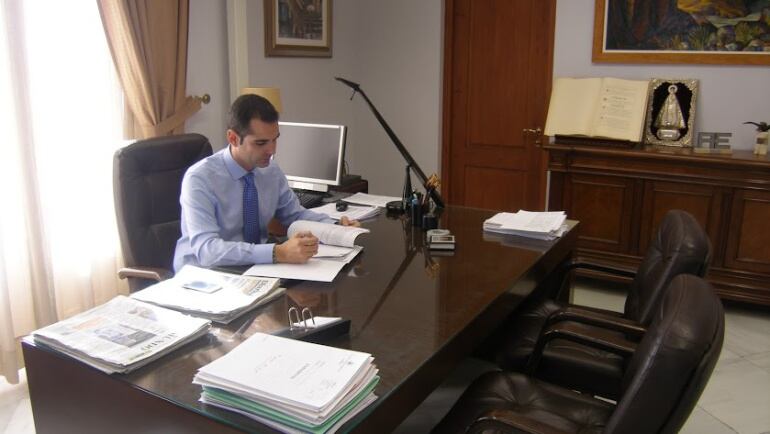 El alcalde cuando firmó la primera de las cartas enviadas al ministro de Fomento.
