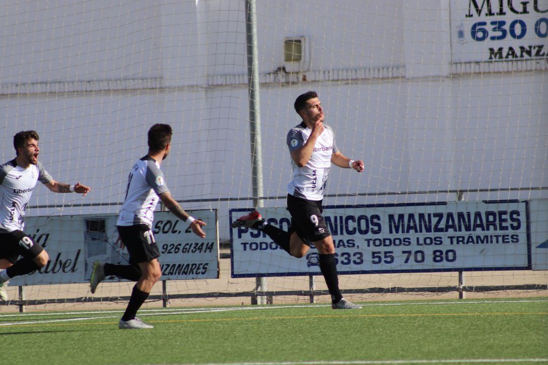 Paco Tomás celebra el primer gol del Conquense 