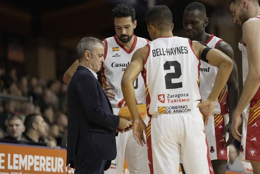 Los jugadores del Casademont durante un tiempo muerto en la pista del Gravelines Dunkerque