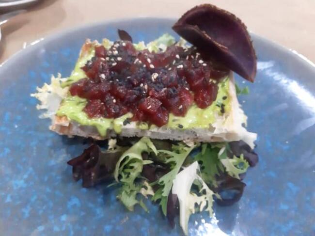 Tostón de atún rojo de Almadraba sobre pan de cristal con trufa