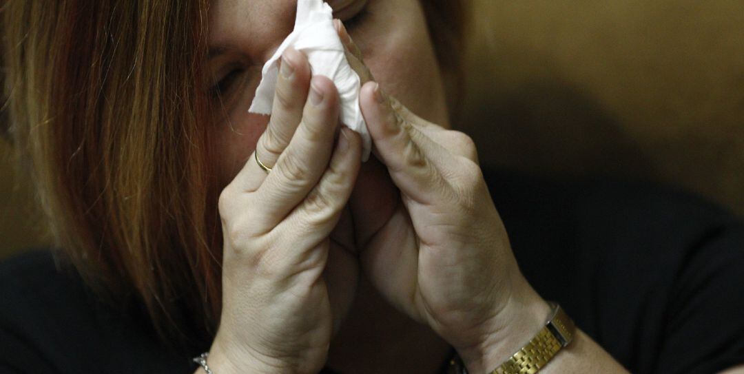 Gripe, resfriado, constipado, constiparse, mujer tosiendo, toser, tos