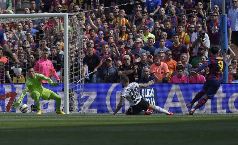 Luis Suárez anota el primer tanto del Barcelona ante el Valencia en el Camp Nou