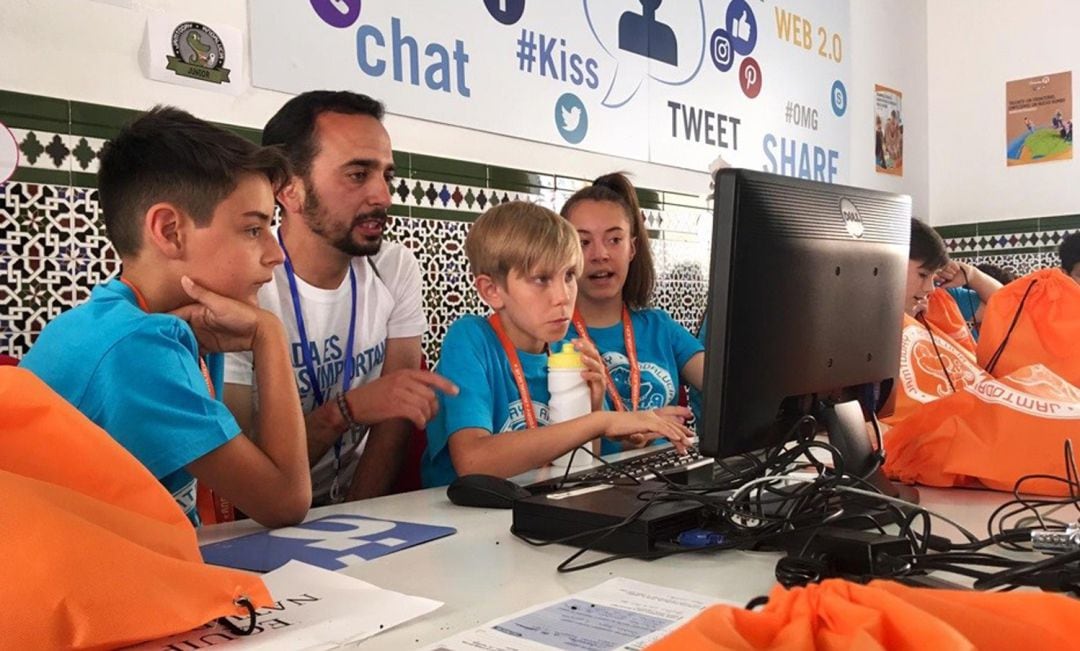 La formación de niños y mayores, pilar básico de la iniciativa pública