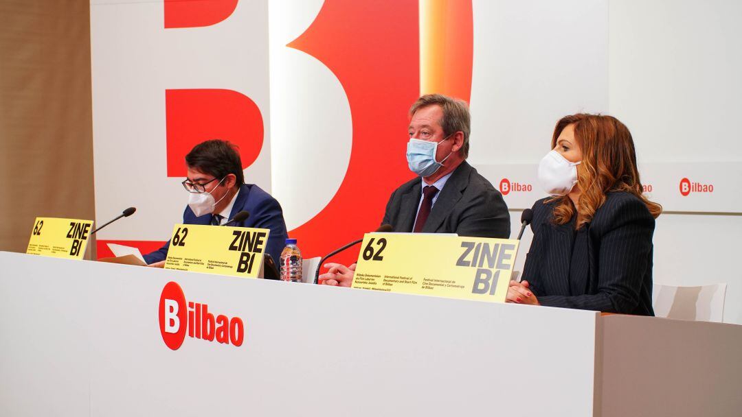 Gonzalo Olabarria, Concejal de cultura, Bingen Zupiria, Portavoz del Gobierno Vasco y Vanesa Fernández, directora de Zinebi, durante la presentación del festival.