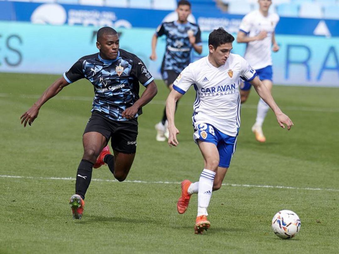 Sanabria conduce el balón ante la carrera de Akieme