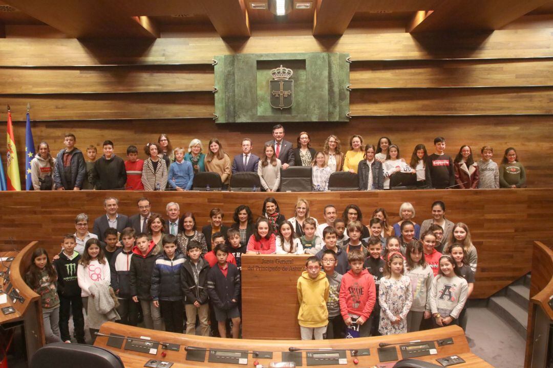 Diputados y miembros del Gobierno han participado junto a estudiantes de Primaria de Oviedo en la lectura de textos en asturiano