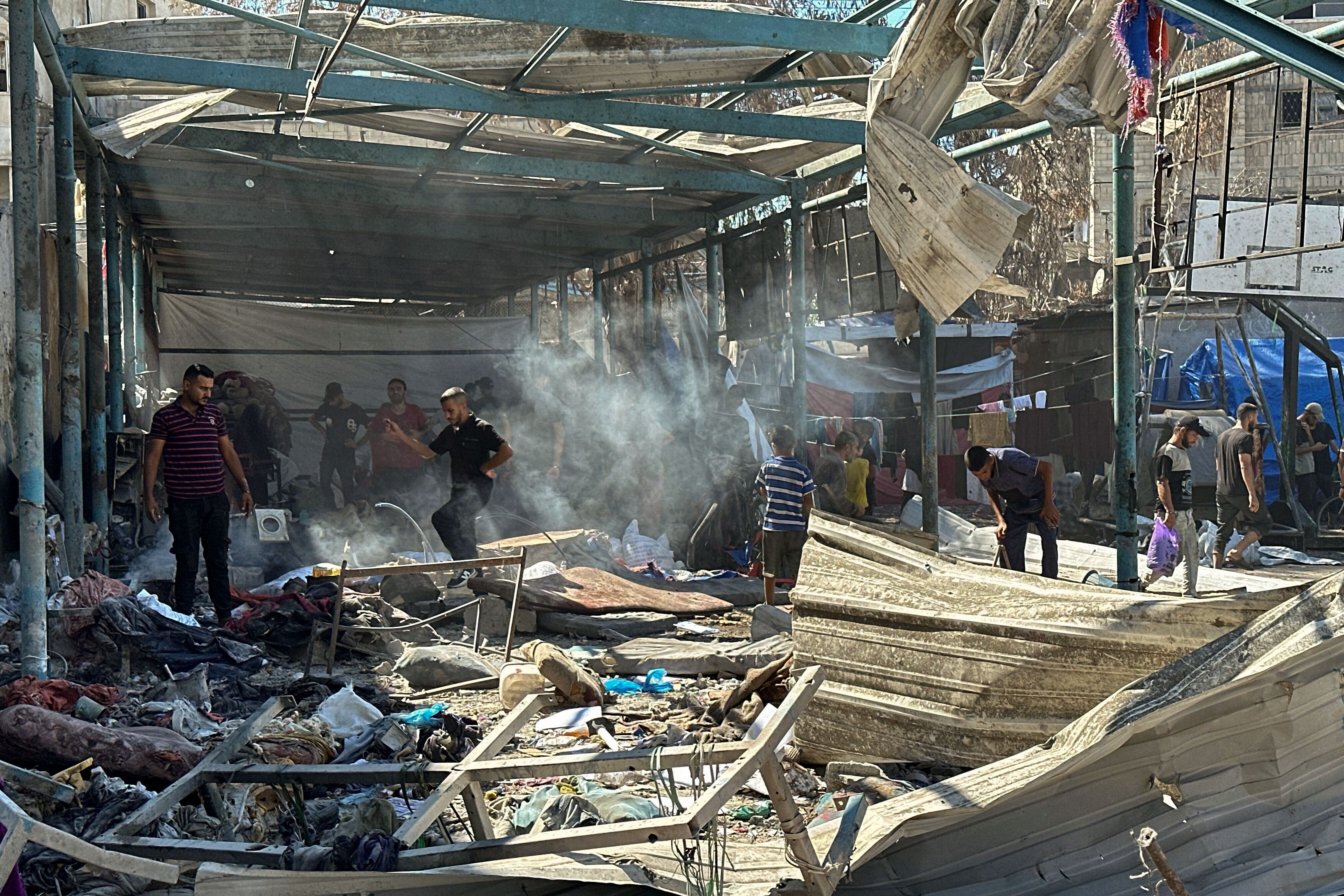 Fotografía de la situación en los alrededores de la escuela de la UNRWA en el campo de refugiados de Al Nuseirat tras el ataque israelí perpetrado este martes, en el centro de la Franja de Gaza. Al menos 40 personas han muerto este lunes en sendos bombardeos israelíes, uno contra la &quot;zona humanitaria&quot; de Mawasi, en el sur de Gaza, con 17 fallecidos, y otro en el campamento de refugiados de Nuseirat, en el centro, donde murieron 23 personas, informó el Gobierno de Hamás en el enclave. EFE/ Str