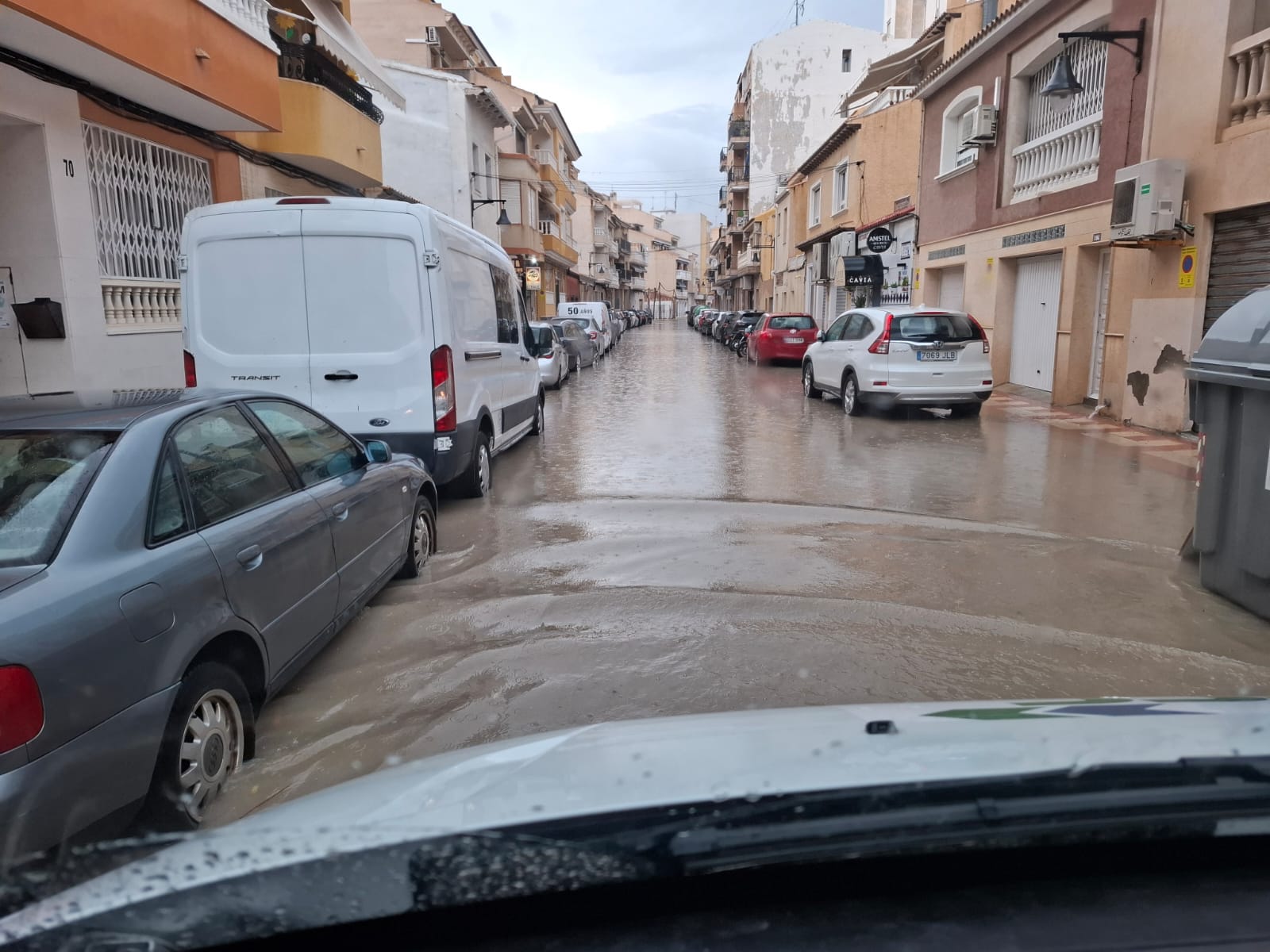 Calles anegadas en El Campello tras la lluvia de este lunes, 14 de abril
