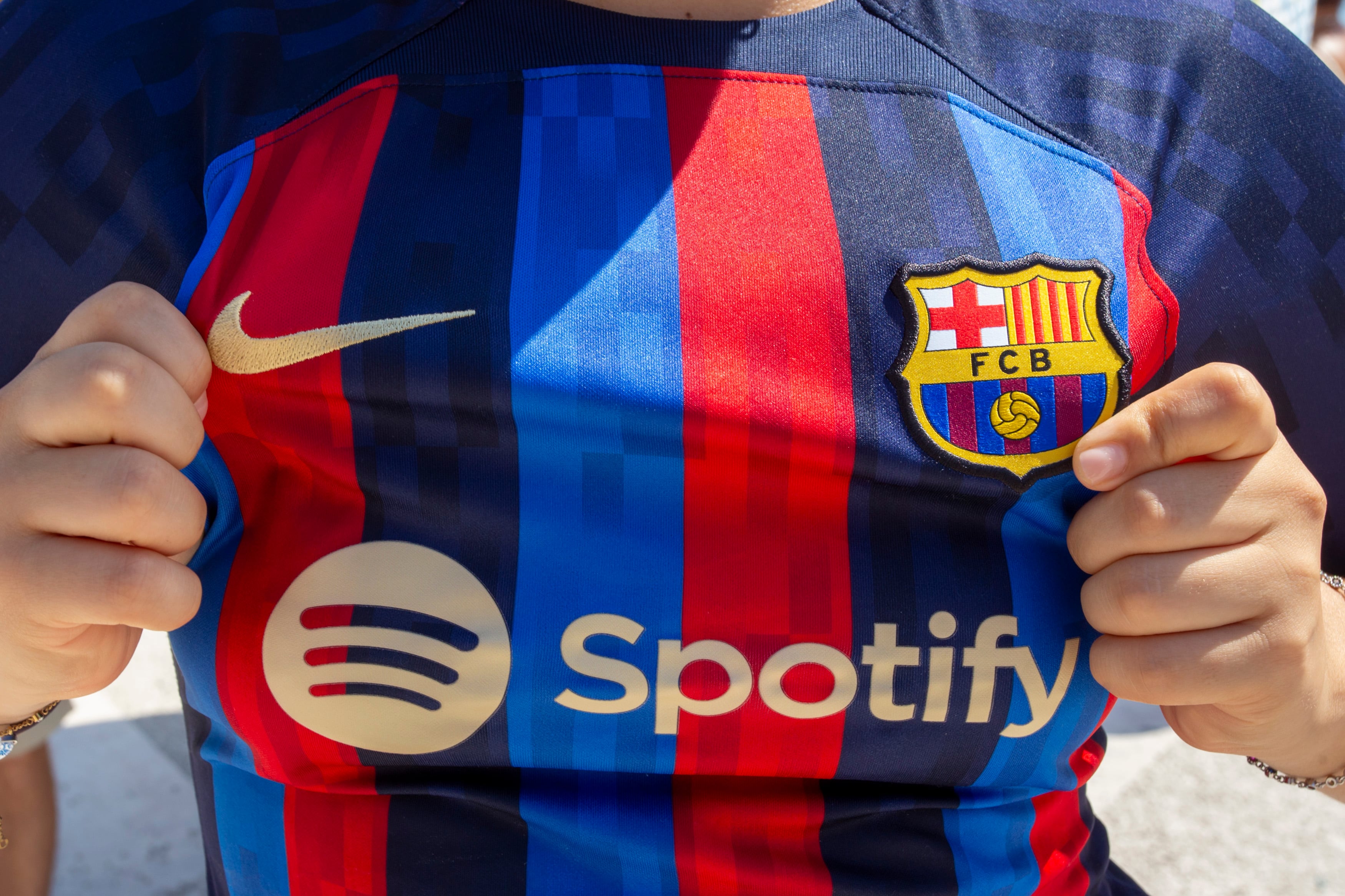 Un aficionado muestra una camiseta del FC Barcelona en la previa de un partido