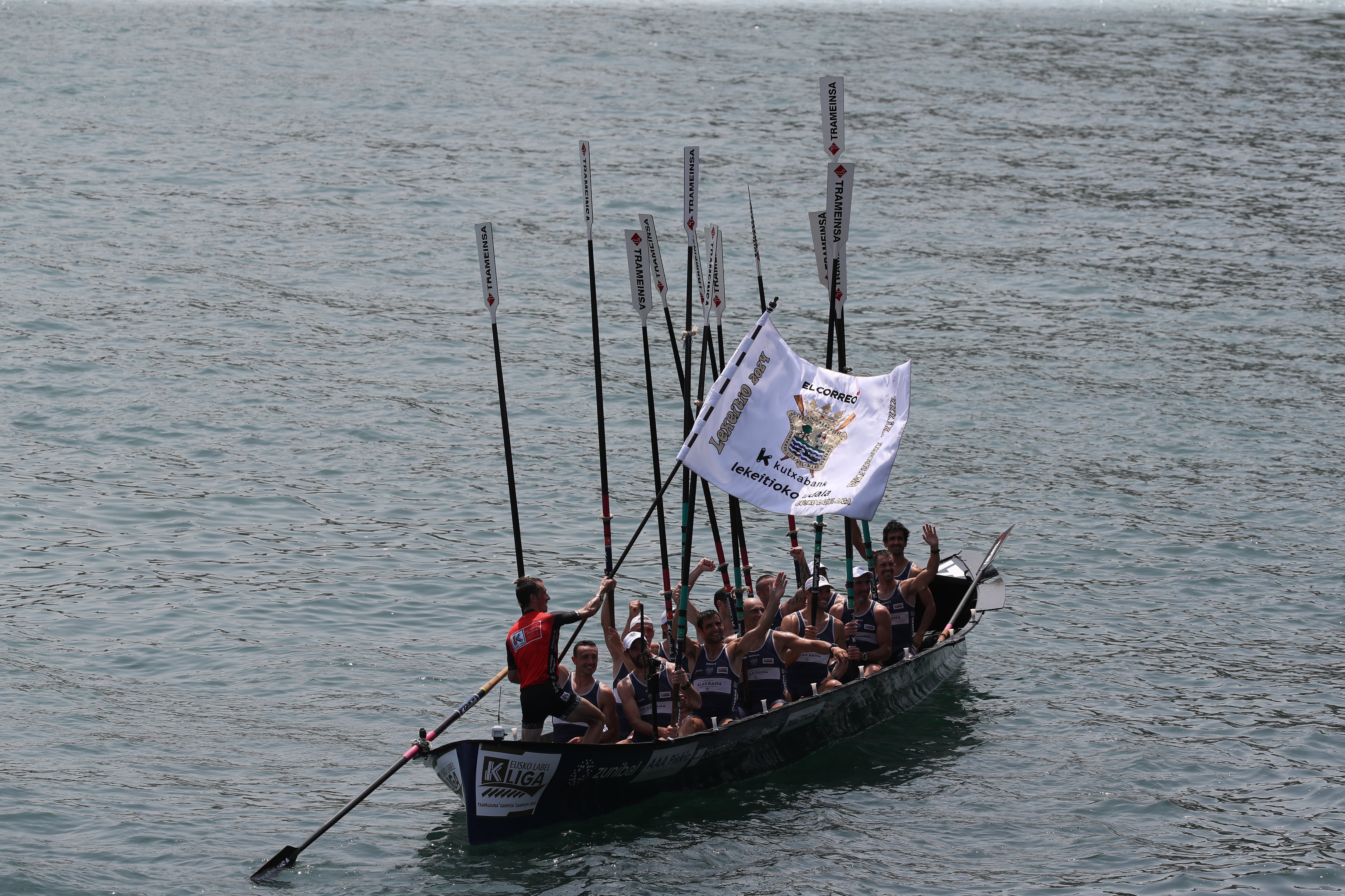 Urdaibai ofrece la bandera al público tras proclamarse vencedora de la tercera manga y ganadora absoluta de la bandera de Lekeitio