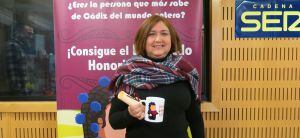 Manuela recoge su taza y diploma como concursante del Doctorado Honoris Cádiz